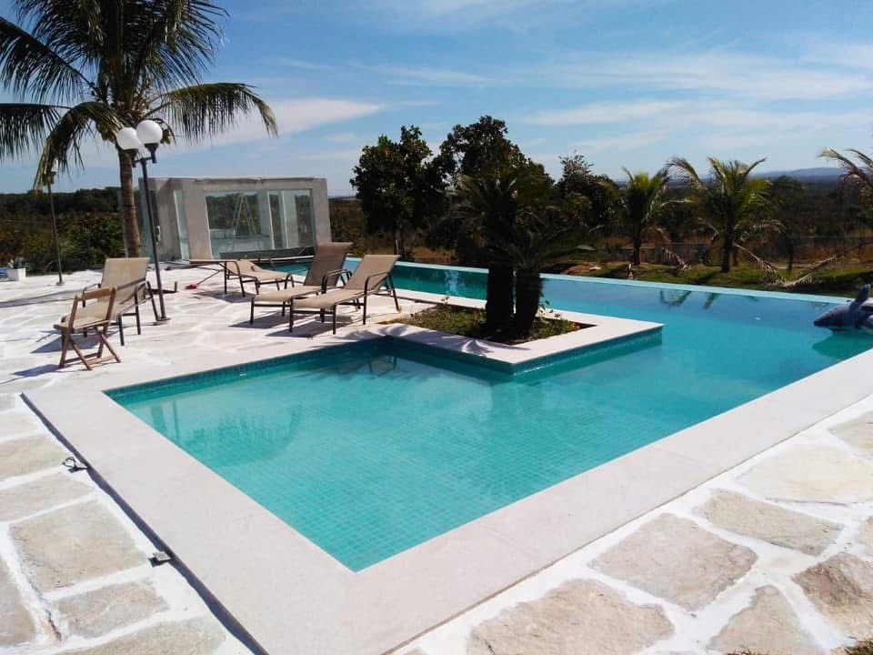 Piscina ampla com prainha e ilha central