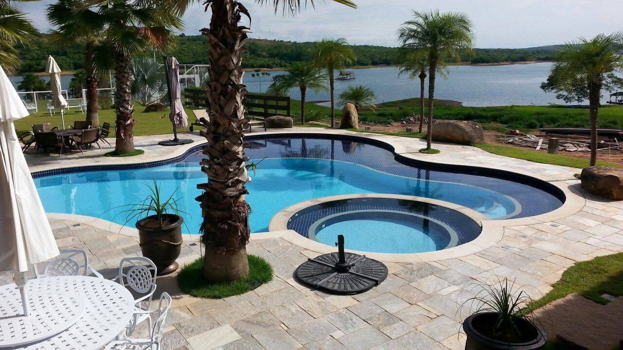 Piscina com spa integrado e vista para o lago